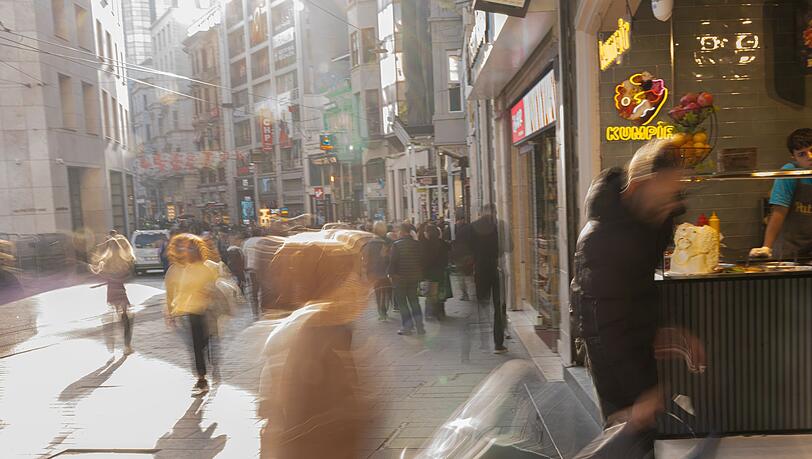 Ermittler vermuteten bisher eine Lebensmittelvergiftung, etwa durch Streetfood.