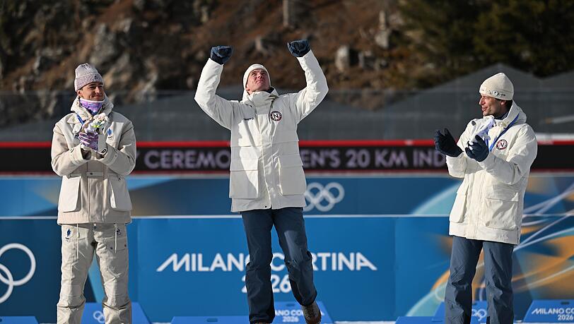 Johan-Olav Botn (m) denkt bei seinem gr&ouml;&szlig;ten Erfolg an seinen gestorbenen Teamkollegn Sivert Bakken.