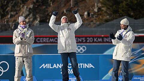 Johan-Olav Botn (m) denkt bei seinem gr&ouml;&szlig;ten Erfolg an seinen gestorbenen Teamkollegn Sivert Bakken.