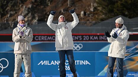 Johan-Olav Botn (m) denkt bei seinem gr&ouml;&szlig;ten Erfolg an seinen gestorbenen Teamkollegn Sivert Bakken.