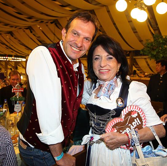 Am Nachmittag richtete sie die tarditionelle Sixt-Damenwiesn aus, am Abend schaute sie beim AZ-Wiesnstammtisch vorbei: Regine Sixt. Daneben: AZ-Chefredakteur Arno Makowsky