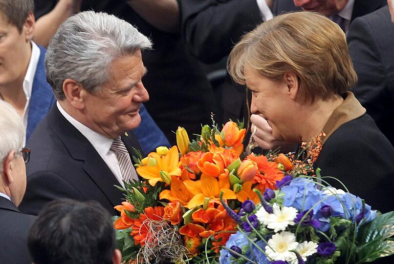 Joachim Gauck ist neuer Bundespräsident. Die
Bundesversammlung wählte den früheren DDR-Bürgerrechtler am Sonntag
mit großer Mehrheit zum Nachfolger von Christian Wulff. Der
72-Jährige erhielt 991 von 1228 gültigen Stimmen, das entspricht
einer Zustimmung von gut 80 Prozent. Für Gaucks Gegenkandidatin Beate
Klarsfeld votierten 126 Delegierte.