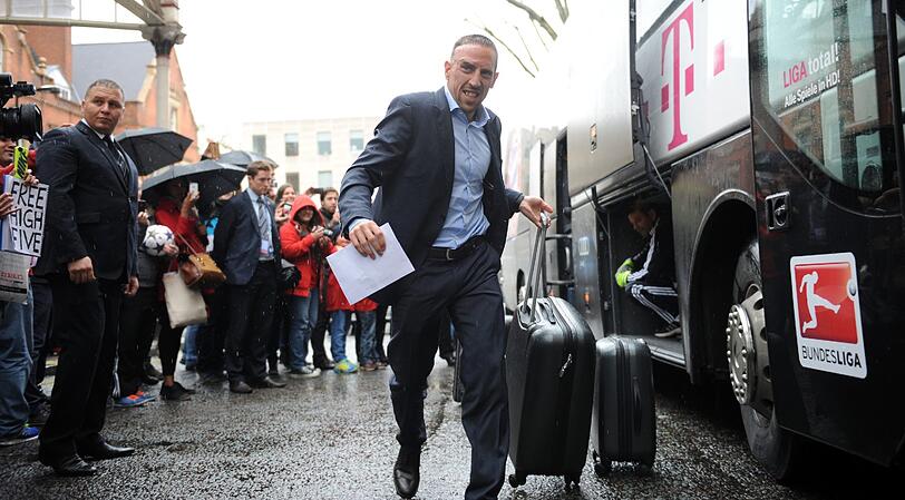 Der FC Bayern ist am Flughafen in London gelandet - die Bilder