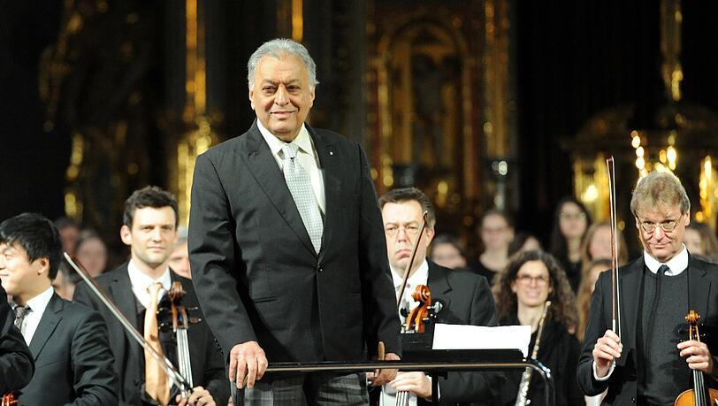 Maestro Zubin Mehta beim Benefizkonzert der BMW-Niederlassung München in der Kirche St. Michael in der Neuhauserstraße. Maestro Zubin Mehta beim Benefizkonzert der BMW-Niederlassung München in der Kirche St. Michael in der Neuhauserstraße.
