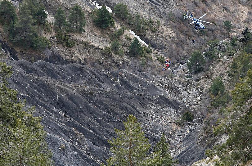 Ein Trümmerfeld: Die Bergungsarbeiten nach dem Absturz der Airbus-Machine von Germanwings werden Tage und Wochen dauern. Die Bilder...