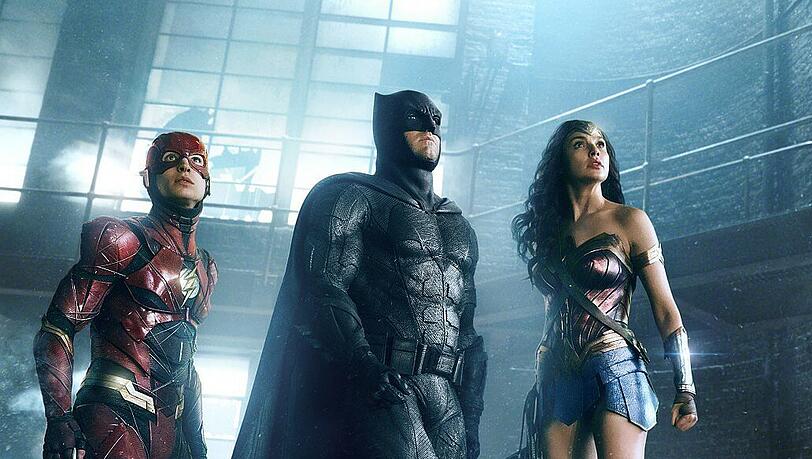 Seinen nächsten Auftritt hat Ben Afflecks Batman in "The Justice League" an der Seite von The Flash (Ezra Miller, links) und Wonder Woman (Gal Gadot). Der Film startet am 16.11.