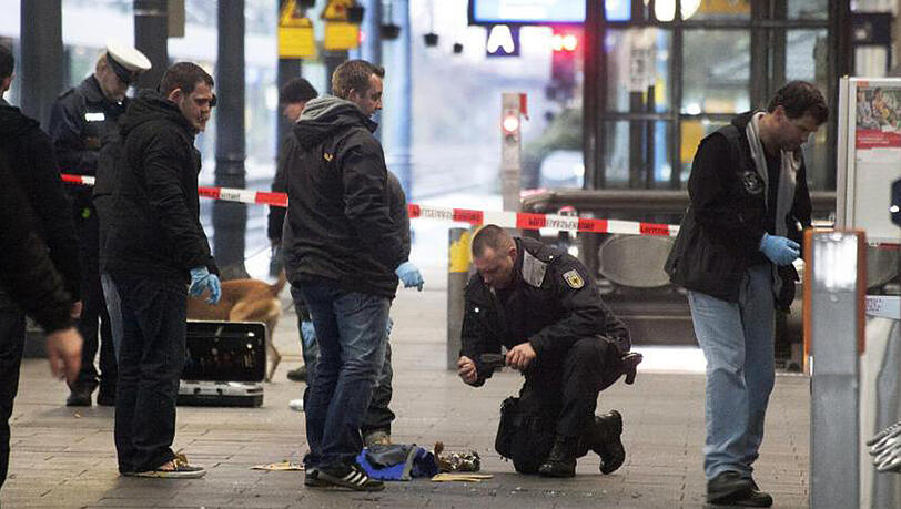 Sprengsatz an Gleis 1: Polizisten untersuchen am 10.12.2012 am Hauptbahnhof in Bonn die Reste einer Tasche. Sprengsatz an Gleis 1: Polizisten untersuchen am 10.12.2012 am Hauptbahnhof in Bonn die Reste einer Tasche.