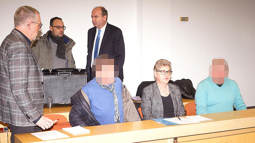 Die Angeklagten und die Dolmetscherin.