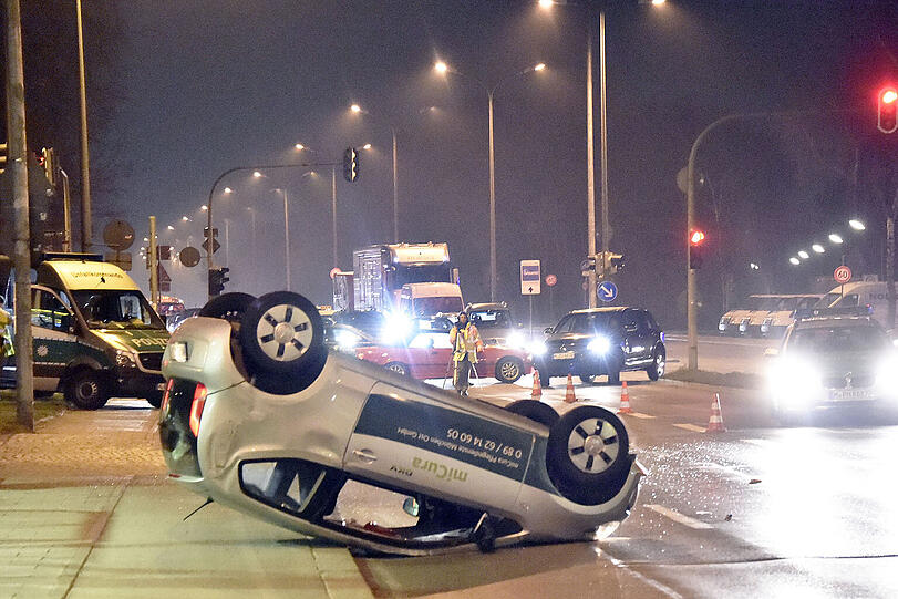 Der VW up landete auf dem Dach, die Fahrerin wurde nur leicht verletzt.