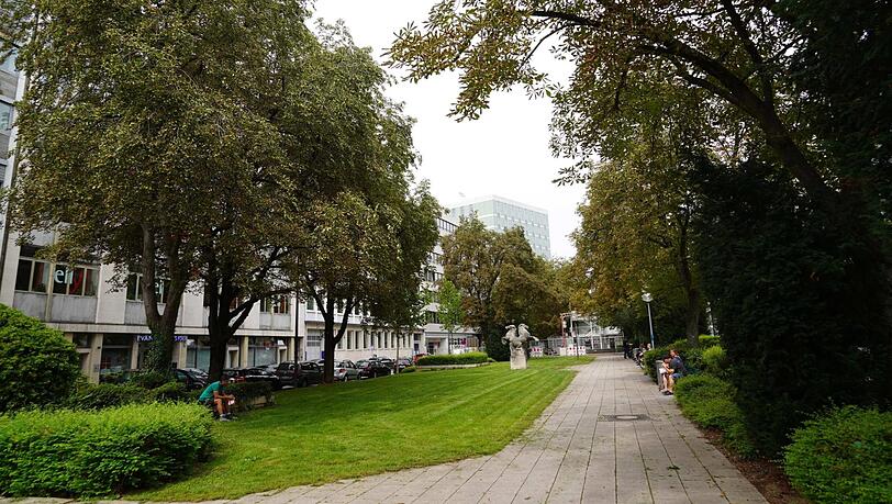 Option zwei: Hinters Sendlinger Tor an die Herzog-Wilhelm-Straße. Option zwei: Hinters Sendlinger Tor an die Herzog-Wilhelm-Straße.