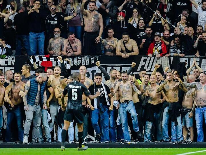 Gelson Fernandes jubelt mit im Innenraum stehenden Frankfurt-Fans.