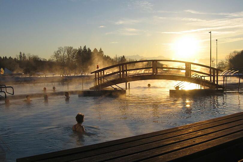 Nach einem anstrengenden, ereignisreichen Tag an der frischen Luft voller körperlicher Betätigung laden die Chiemgau Thermen in Bad Endorf zum Entspannen und Erholen im wohltuenden Thermalwasser ein.