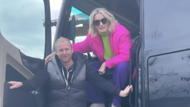 "Cool war's, amoi, Queen of the road' zu sein" - schreibt Monika Gruber zum Foto, das sie bei ihrer ersten Lkw-Fahrstunde mit Fahrlehrer Hubert Graf zeigt.