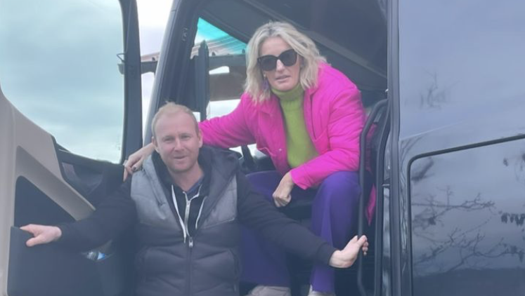 "Cool war's, amoi, Queen of the road' zu sein" - schreibt Monika Gruber zum Foto, das sie bei ihrer ersten Lkw-Fahrstunde mit Fahrlehrer Hubert Graf zeigt. "Cool war's, amoi, Queen of the road' zu sein" - schreibt Monika Gruber zum Foto, das sie bei ihrer ersten Lkw-Fahrstunde mit Fahrlehrer Hubert Graf zeigt.