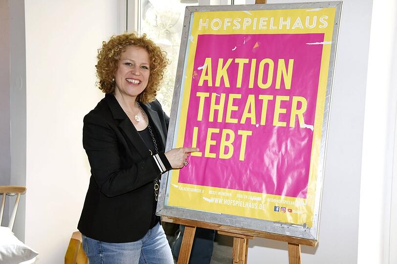 Christiane Brammer in ihrem Hofspielhaus. Christiane Brammer in ihrem Hofspielhaus.