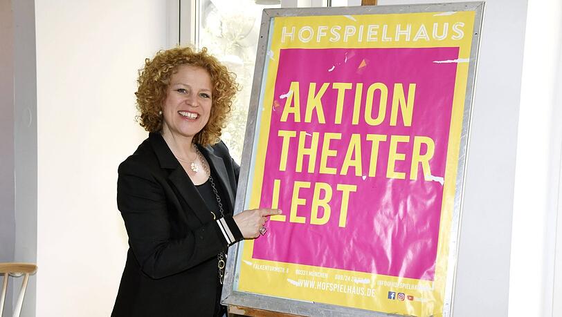 Christiane Brammer in ihrem Hofspielhaus. Christiane Brammer in ihrem Hofspielhaus.