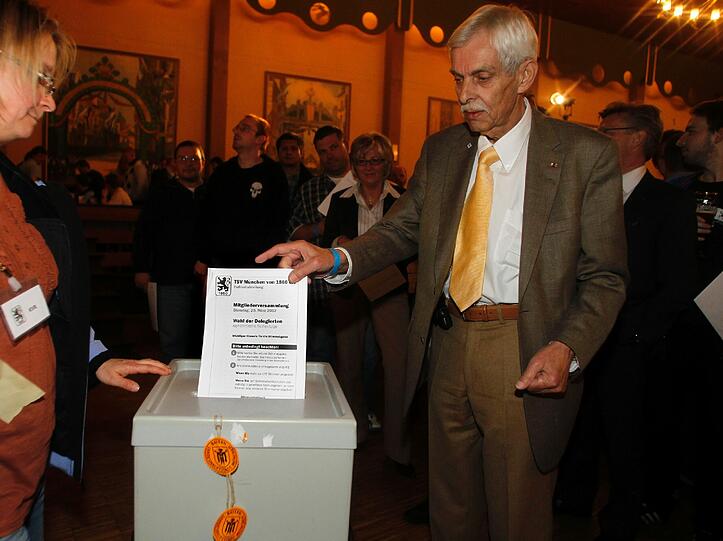 Bei der Versammlung der 1860-Fußballabteilung bleibt es am Dienstagabend friedlich. Die Mitglieder stimmen für eine Abschaffung des Delegiertensystems. Abteilungsleiter Reisinger bleibt im Amt. Sehen Sie hier die besten Bilder aus der Heide-Volm.
