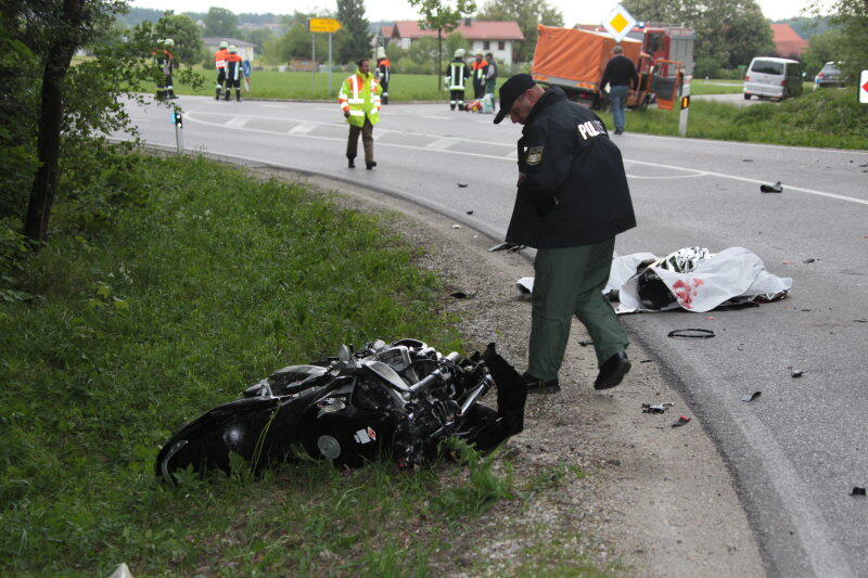 Er hatte keine Chance: Mit dem Kopf prallte ein Motorradfahrer bei Rechtmehring gegen den Seitenaufbau des entgegenkommenden Kleinlasters. Der Mann war sofort tot.
