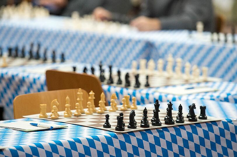 Schachbretter mit Spielfiguren stehen in der Justizvollzugsanstalt Straubing bereit. 45 Häftlinge und Bedienstete werden gegen Schachgroßmeister Robert Rabiega antreten.