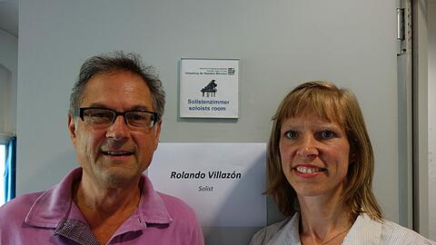 Der Schlagzeuger Markus Steckeler und die Cellistin Uta Zenke vor Rolando Villazóns Garderobe im Herkulessaal.