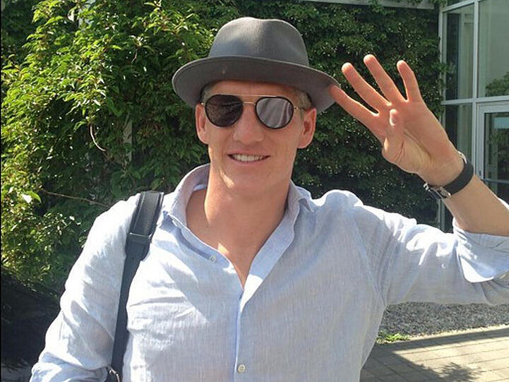 Bastian Schweinsteiger sagt "Servus". Den unverwüstlichen Held von Maracana nimmt Abschied von München und fliegt erst einmal in den Urlaub