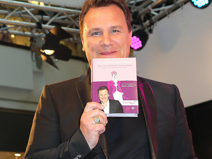 Guido Maria Kretschmer mit seinem Buch "Eine Bluse macht noch keinen Sommer"
