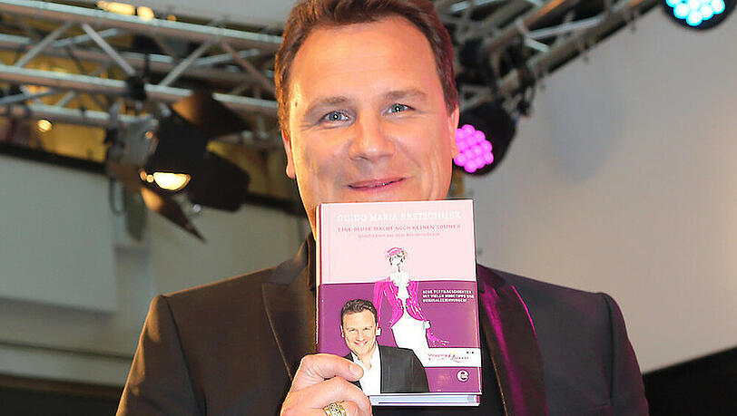 Guido Maria Kretschmer mit seinem Buch "Eine Bluse macht noch keinen Sommer" Guido Maria Kretschmer mit seinem Buch "Eine Bluse macht noch keinen Sommer"