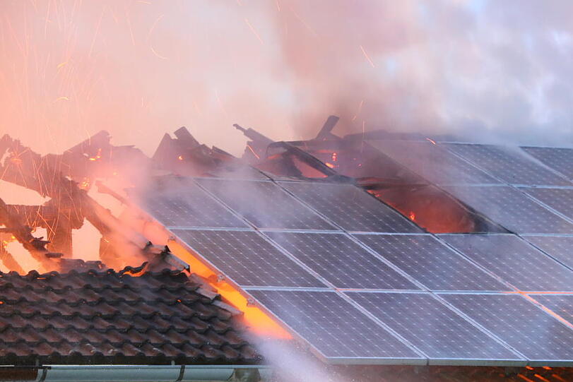 Ein Feuer hat die Lagerhalle komplett vernichtet. Die Bilder.