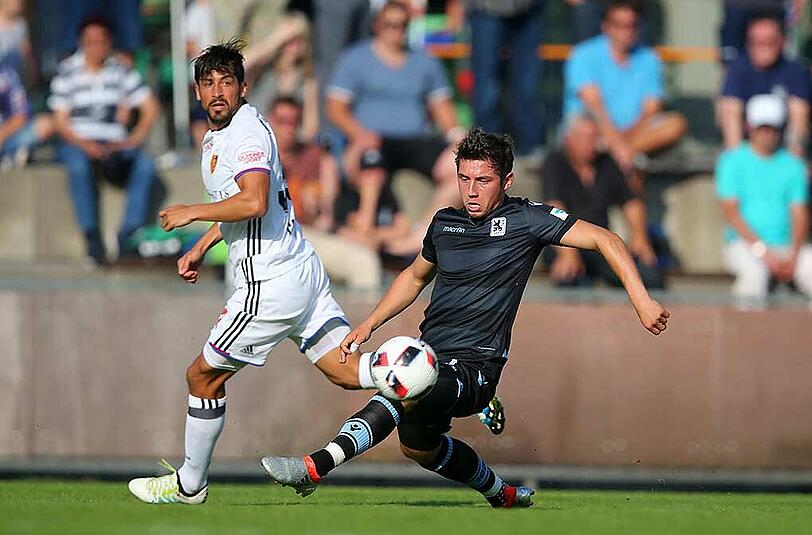 Am Freitagabend fand das Testspiel zwischen dem TSV 1860 und dem FC Basel statt. Sascha Mölders rettete den Löwen durch ein Tor in den letzten Minuten das 1:1-Unentschieden. Die Bilder.