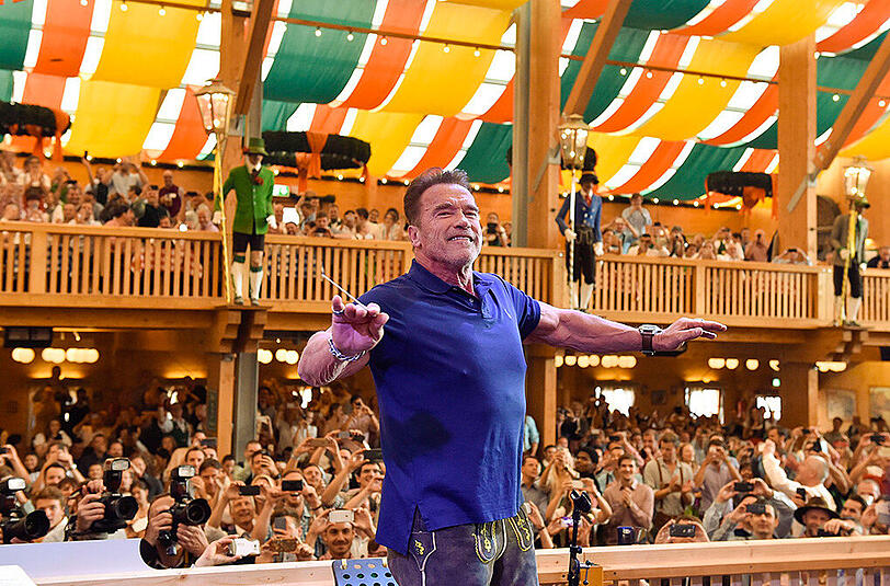 Arnold Schwarzenegger rockte mit seiner Freundin Heather Milligan das Schützen-Festzelt. Klicken Sie sich durch die Bilder.