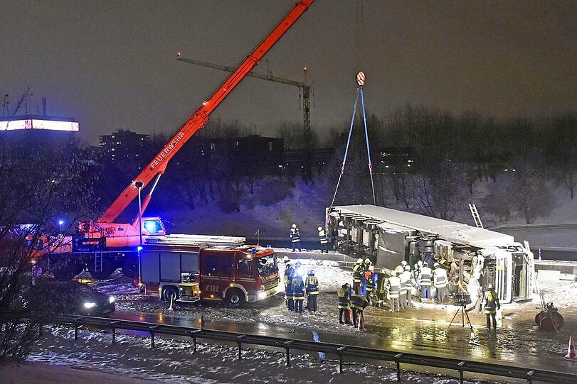 Zur Bergung musste ein Kran anrücken.