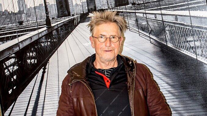 Route-66-Fan Martin Semmelrogge vor einem der Bilder des italienischen Künstlers Luigi Rocca.