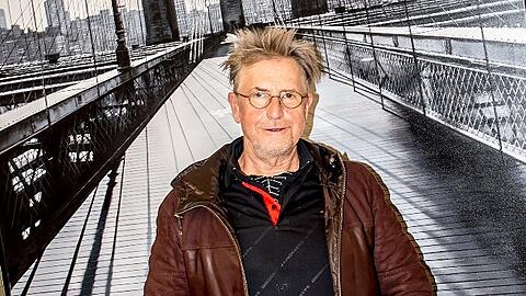 Route-66-Fan Martin Semmelrogge vor einem der Bilder des italienischen Künstlers Luigi Rocca.