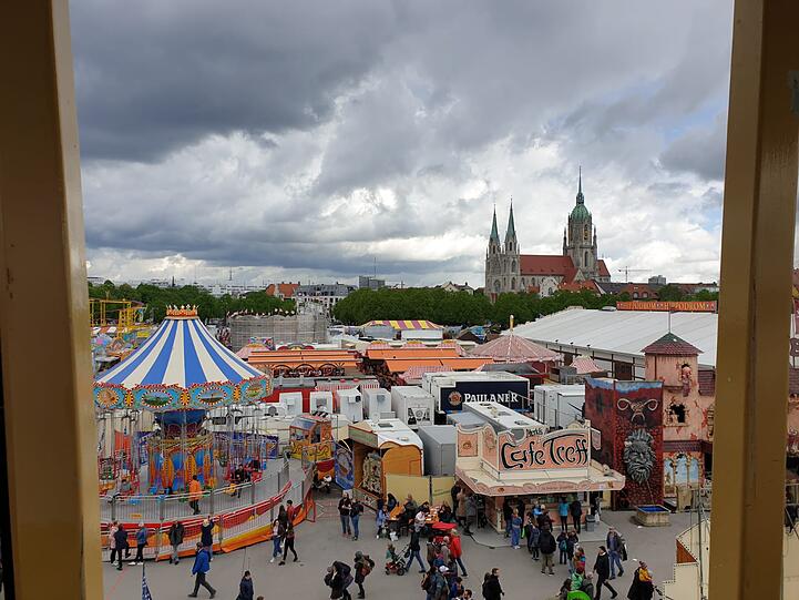 Der Flohmarkt auf der Theresienwiese am Samstag. Bis 16 Uhr durfte offiziell gefeilscht werden.