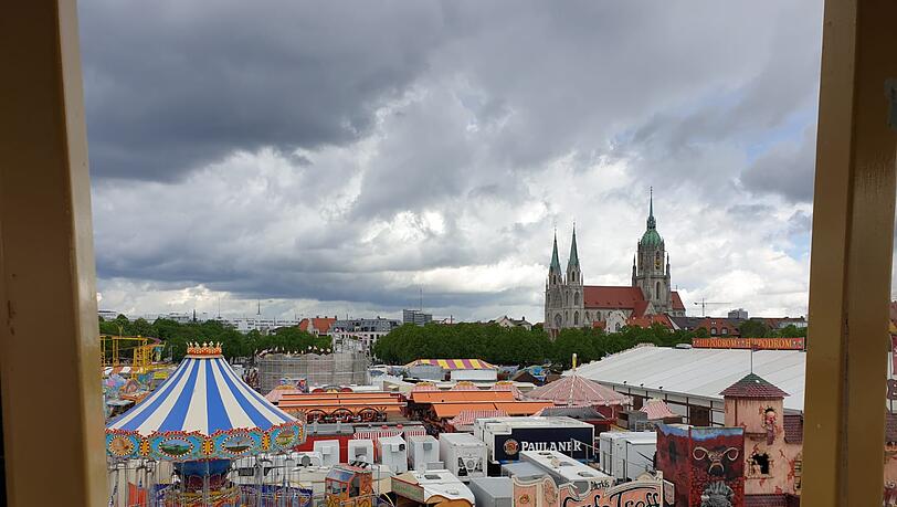 Der Flohmarkt auf der Theresienwiese am Samstag. Bis 16 Uhr durfte offiziell gefeilscht werden. Der Flohmarkt auf der Theresienwiese am Samstag. Bis 16 Uhr durfte offiziell gefeilscht werden.