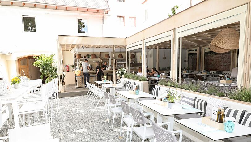Der Poseidon Garden soll zum Verweilen einladen. Ab 22 Uhr wird das Restaurant zur Cocktailbar. Der Poseidon Garden soll zum Verweilen einladen. Ab 22 Uhr wird das Restaurant zur Cocktailbar.