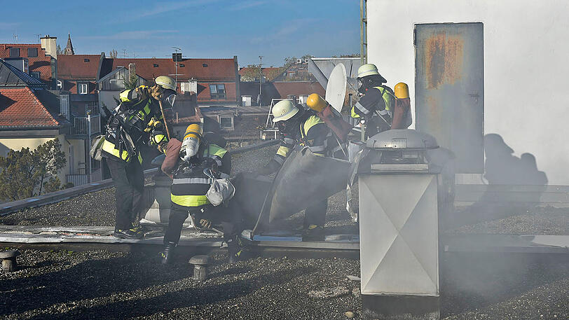 Bilder vom Feuerwehreinsatz in der Schwabinger Hesseloherstraße. Hier geriet Dämmmaterial in Brand, die Einsatzkräfte waren stundenlang im Einsatz.