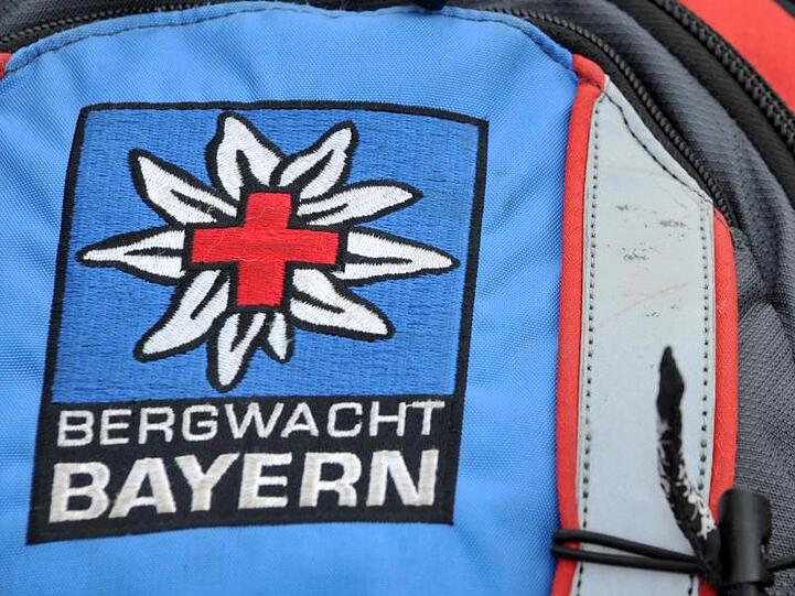 Das Logo der Bergwacht Bayern auf einem Rucksack. (Symbolbild)