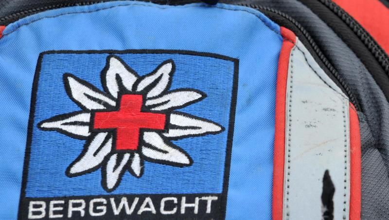 Das Logo der Bergwacht Bayern auf einem Rucksack. (Symbolbild) Das Logo der Bergwacht Bayern auf einem Rucksack. (Symbolbild)