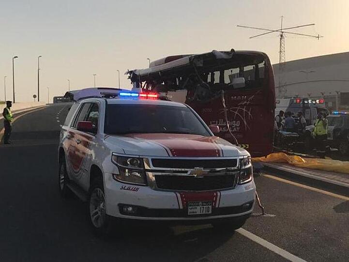 Ein Polizeiwagen steht an der Unfallstelle neben dem aufgerissenen Bus.