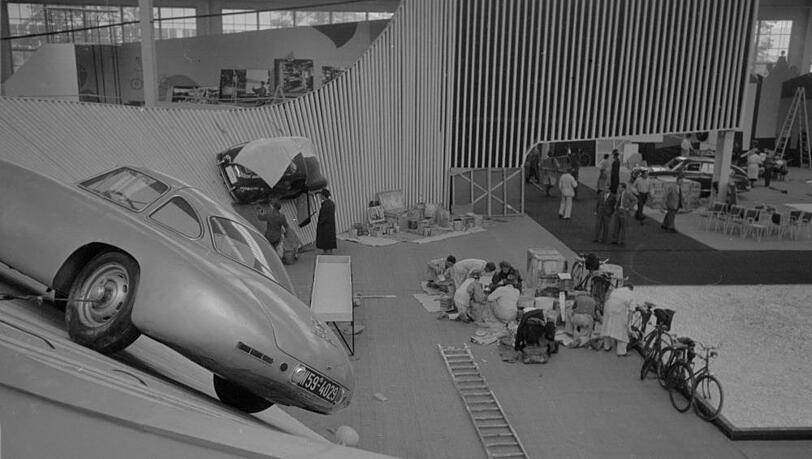 1953 in der Automobilhalle. Sehr formschön, das Auto! 1953 in der Automobilhalle. Sehr formschön, das Auto!