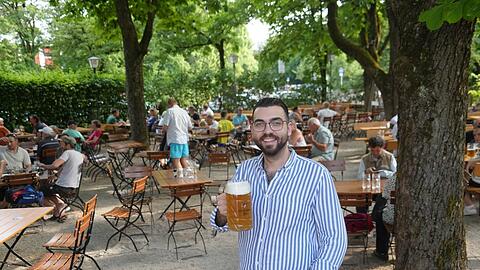 Dejan Veljkovic hat die Maß für ein Foto in der Hand. Eigentlich trinkt er viel lieber Spezi.