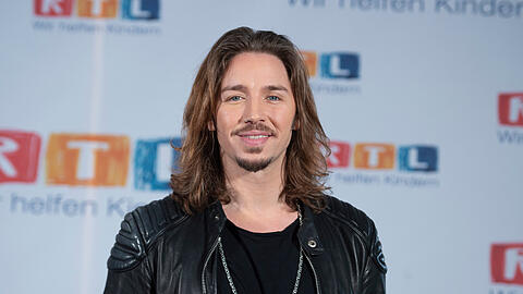 Gil Ofarim ist nach einem gro&szlig;en Skandal umstritten. Wie lebt der S&auml;nger privat?