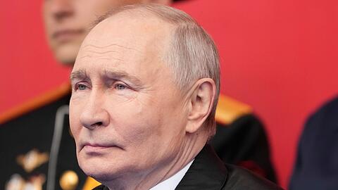 Kremlchef Wladimir Putin konnte nach einer von US-Pr&auml;sident Donald Trump vermittelten Waffenruhe ungest&ouml;rt die Milit&auml;rparade auf dem Roten Platz abnehmen.