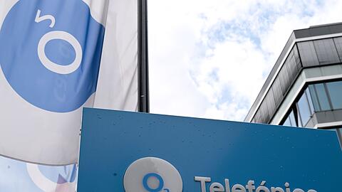 Das O2-Logo samt Fahnen ist vor dem D&uuml;sseldorfer Standort der Firma zu sehen - fr&uuml;her war in dem Geb&auml;ude die E-Plus-Zentrale, 2014 schluckte O2 den Wettbewerber.