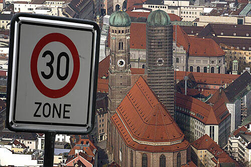 Die Münchner Altstadt bekommt jetzt ganz neue Schilder &ndash; und wird zur Tempo 30-Zone.