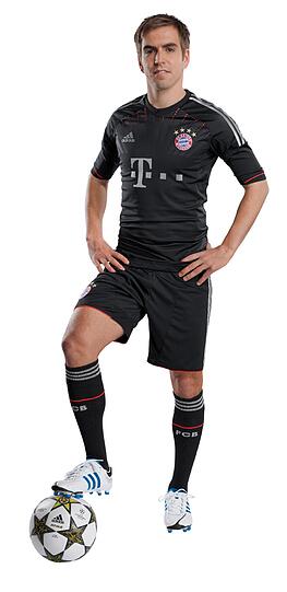 Im Trikot integriert wurde wie in den anderen Trikots des FC Bayern auch der traditionelle Schriftzug &bdquo;Mia san Mia&ldquo;.