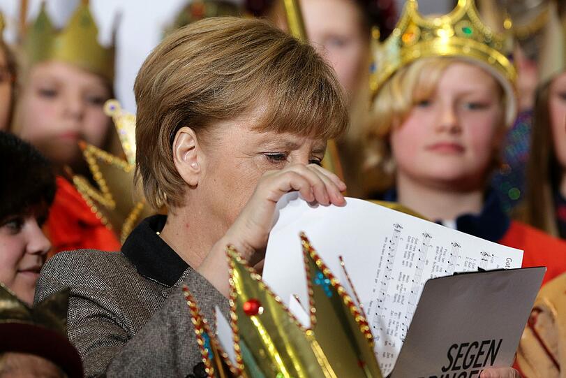 Bundeskanzlerin Angela Merkel hat Sternsinger im Kanzleramt empfangen. Die Sternsinger bringen seit 1984 ihren Segen "Christus mansionem benedicat" ("Christus segne dieses Haus") ins Kanzleramt.