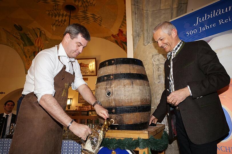 Markus Söder und Michael Möller beim Anzapfen des ersten Fasses.