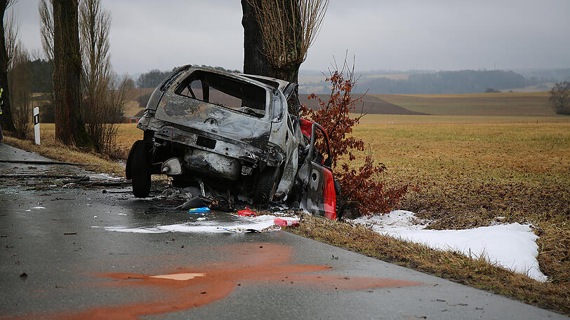 Das Auto ist vollkommen ausgebrannt, der Fahrer tot. Die Feuerwehr konnte nichts mehr für ihn tun.